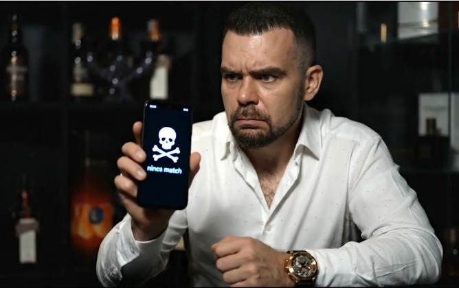 Ideges férfi telefonozik