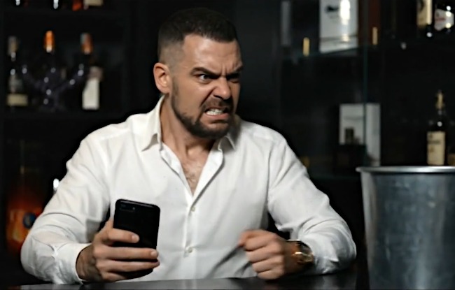 Férfi dühösen telefonozik